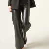 Pantalón Recto Efecto Piel Con Pinzas